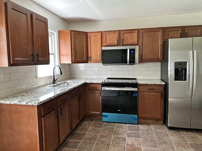 2426 Runway Ave — Photo 8