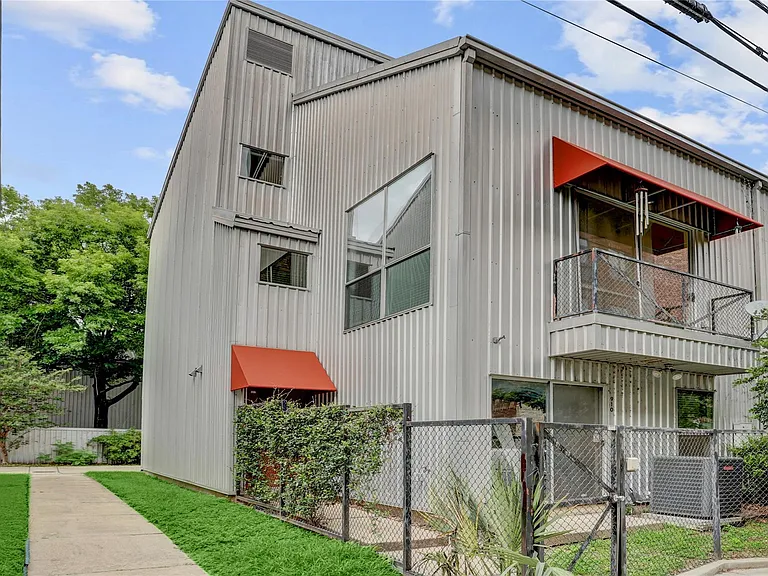 910 Ruthven St — Photo 1