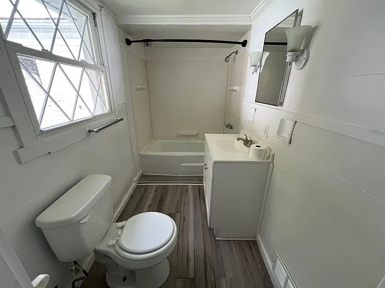 208-210 McClure St — Photo 11