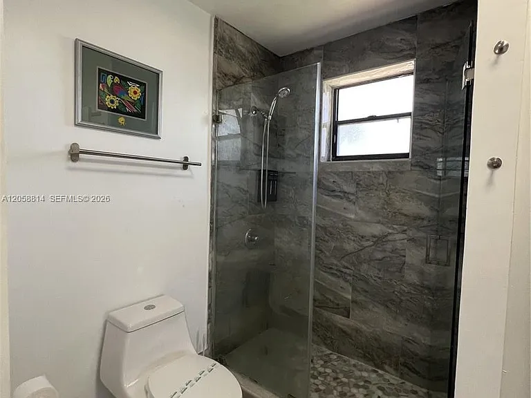 961 E 9th St — Photo 22