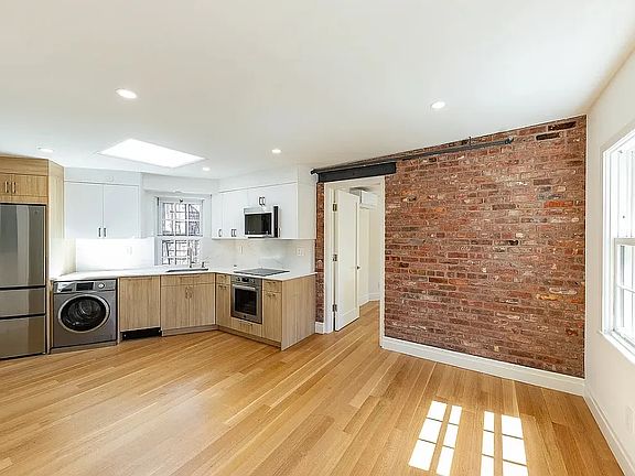 2nd image of 447 Avenue Of The Americas