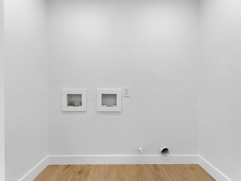 513 E 55th St — Photo 14