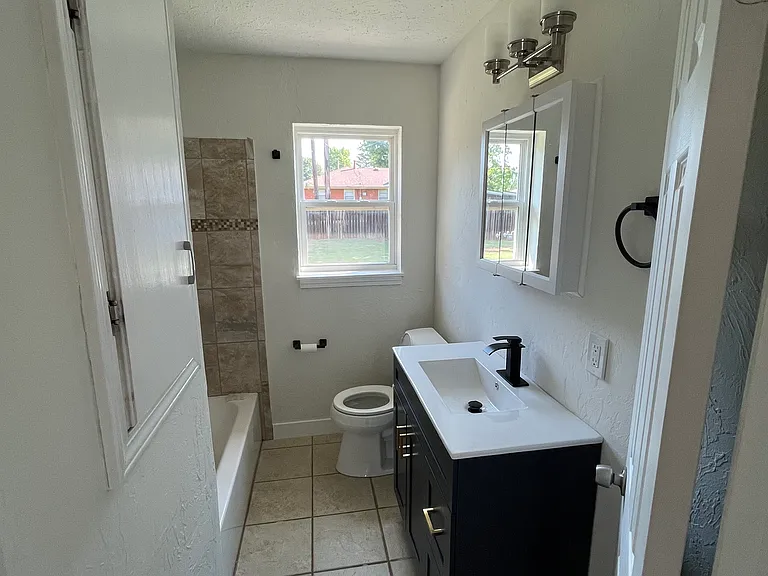 137 W Rose Dr — Photo 12