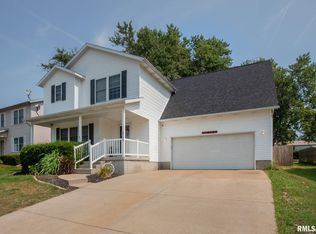 6733 Cresthill Dr, Davenport, IA 52806