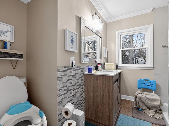 4th image of 10618 Riverside Dr