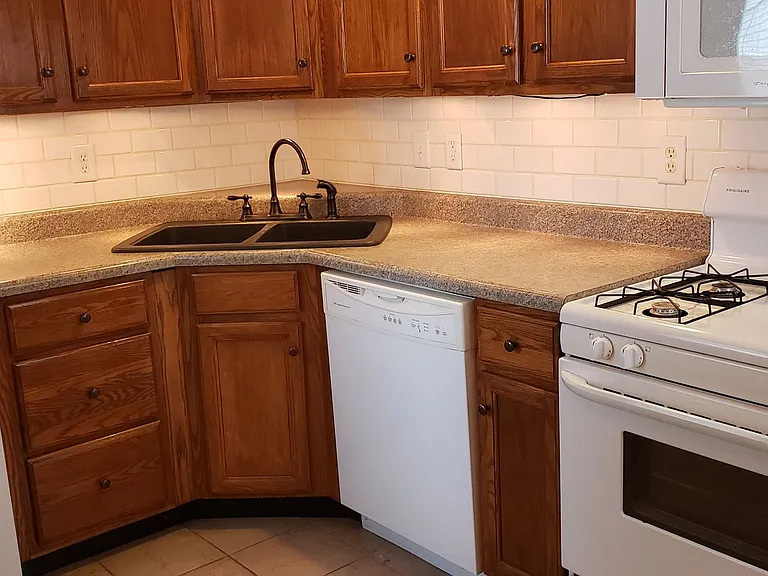 1607 Kingston Rd — Photo 7