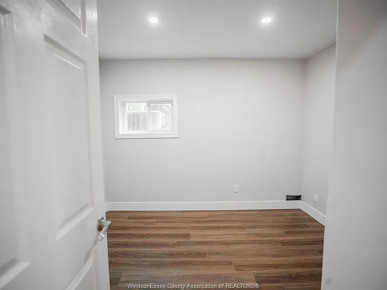 569 Cabana Rd E #LOWER — Photo 9