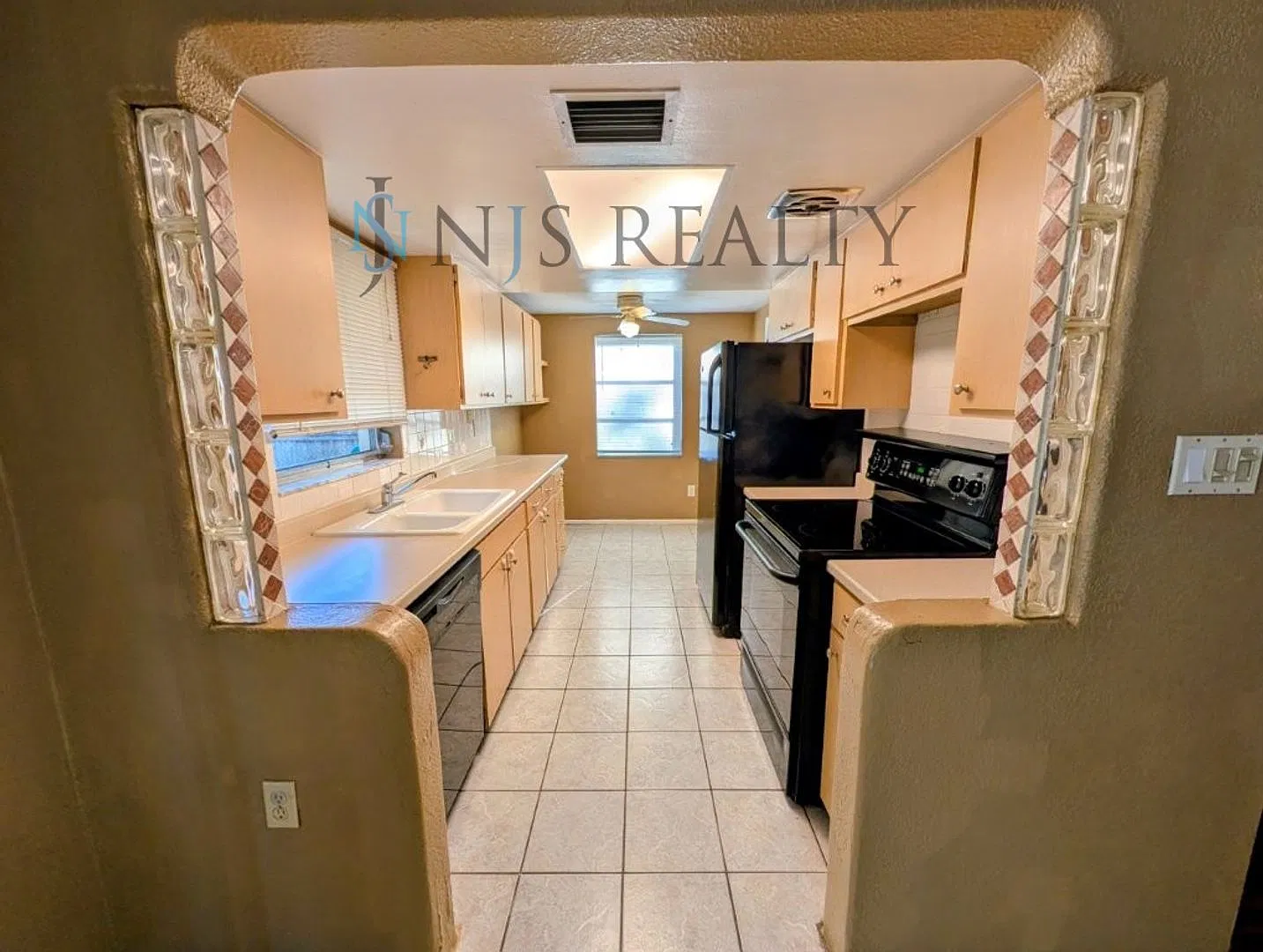 Charming three bedroom with LARGE back yard — Photo 2