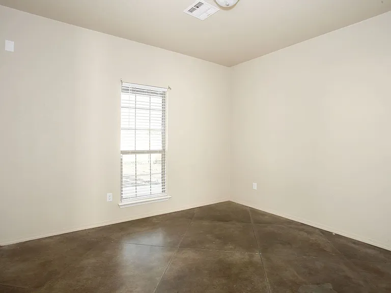 4600 Gloster St — Photo 10