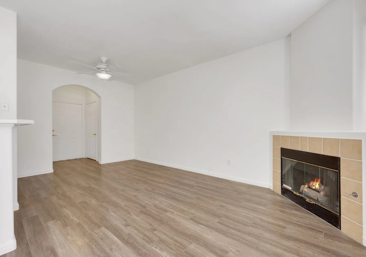 Beautiful 1st Floor Condo In Fantastic Sw Location! — Photo 3