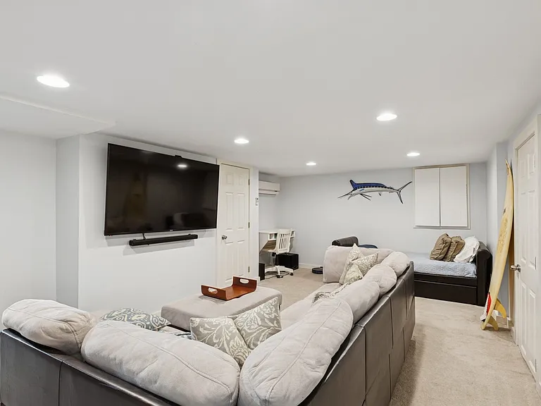 17 Montauk Ave — Photo 29