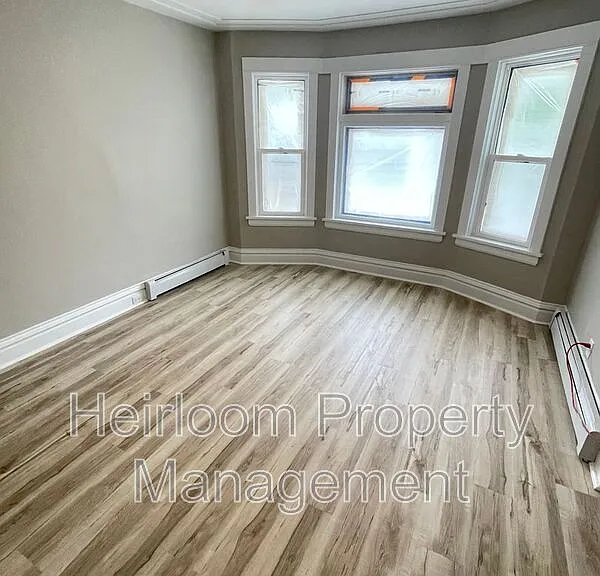 611 E 6th St #1 — Photo 3