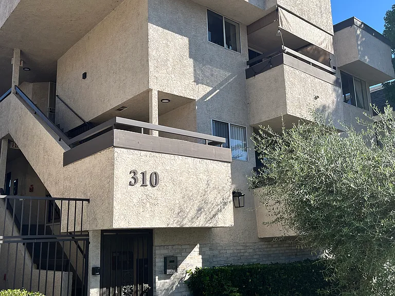 Santa Anita Court Luxury Apartments