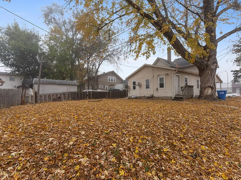 917 W 12th St — Photo 34