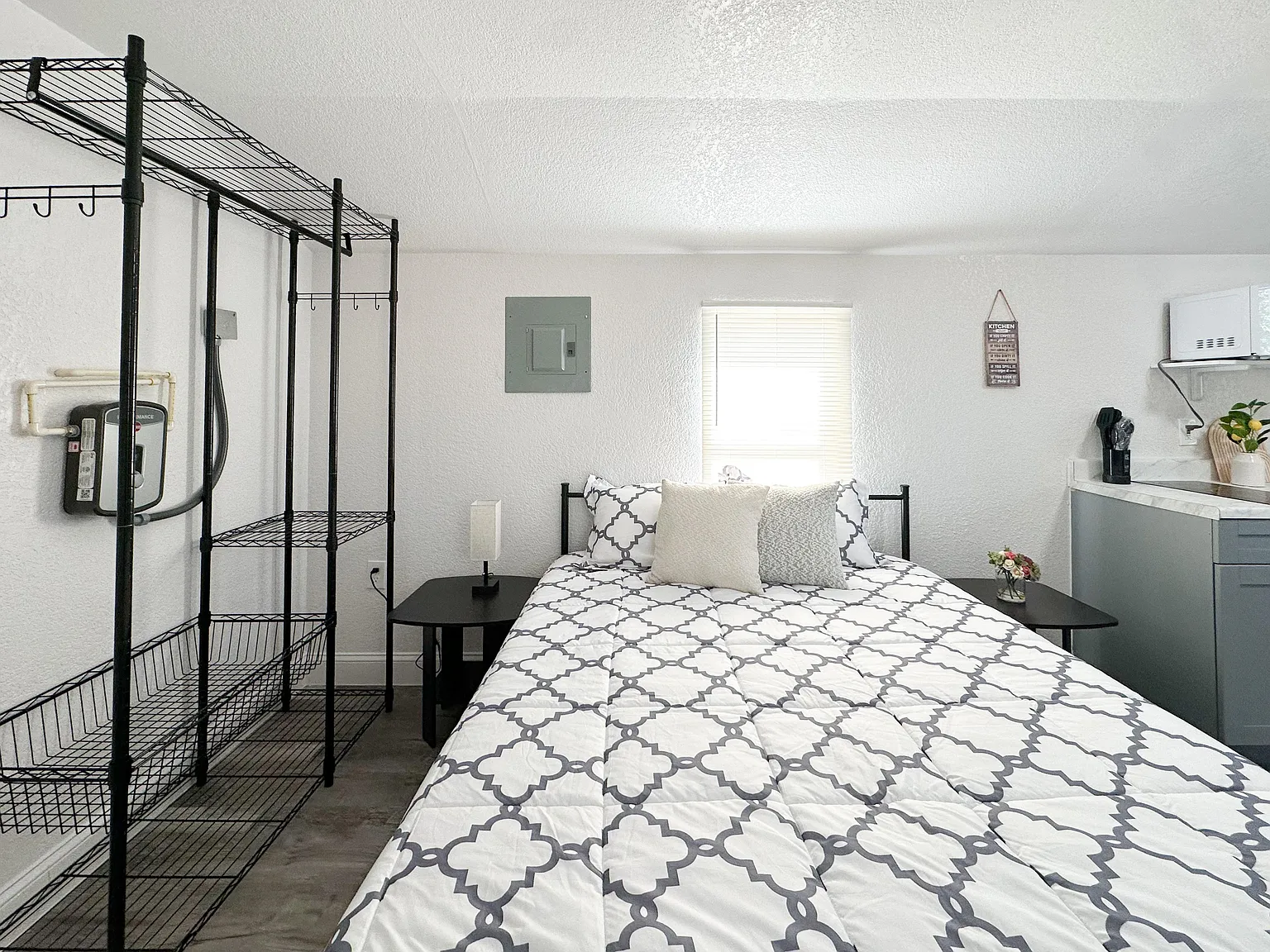 1 bed, 1.0 bath, 450 sqft, $1,585 — Photo 3