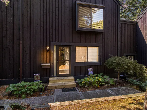 256 Dunbarton Ct, Kalamazoo, MI 49006