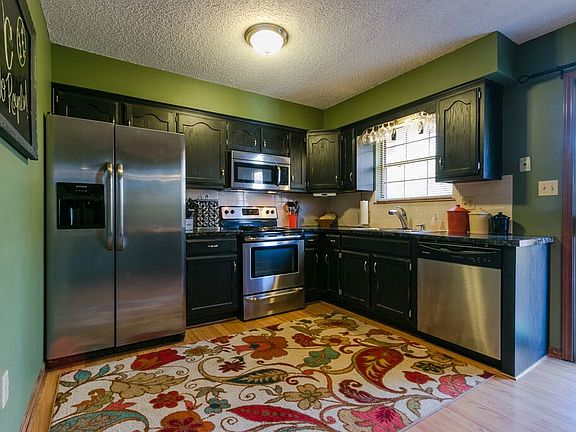 4th image of 705 SE Redwood Ln