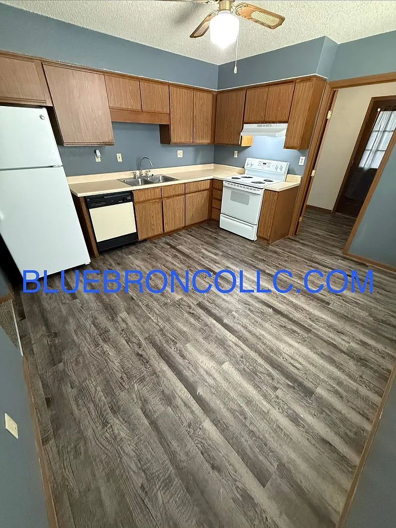 Updated 2-Bedroom Apartment in Raytown — Photo 3