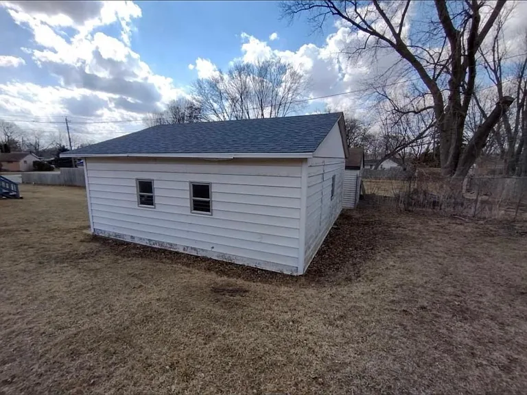 136 Huron Rd — Photo 11