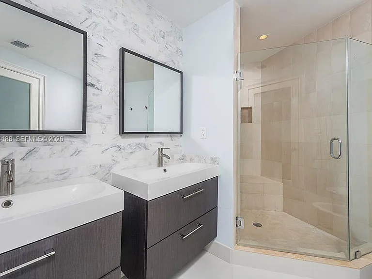 300 S Pointe Dr #706 — Photo 15
