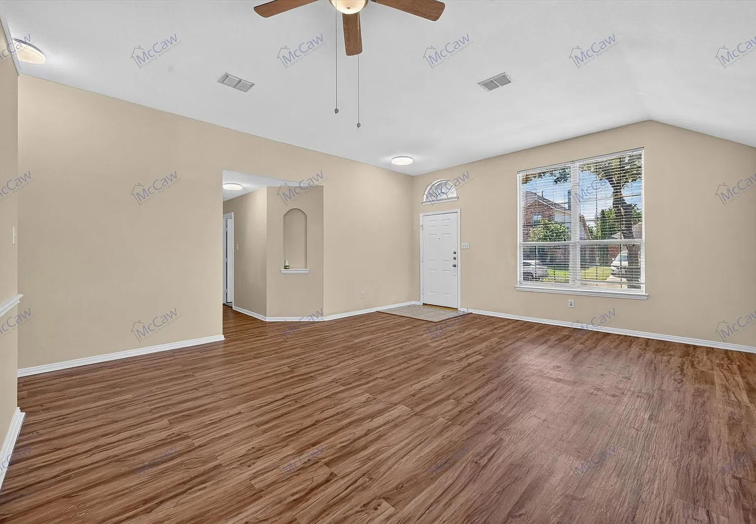 4 bed, 2.0 bath, 2501 sqft, $2,450 — Photo 2