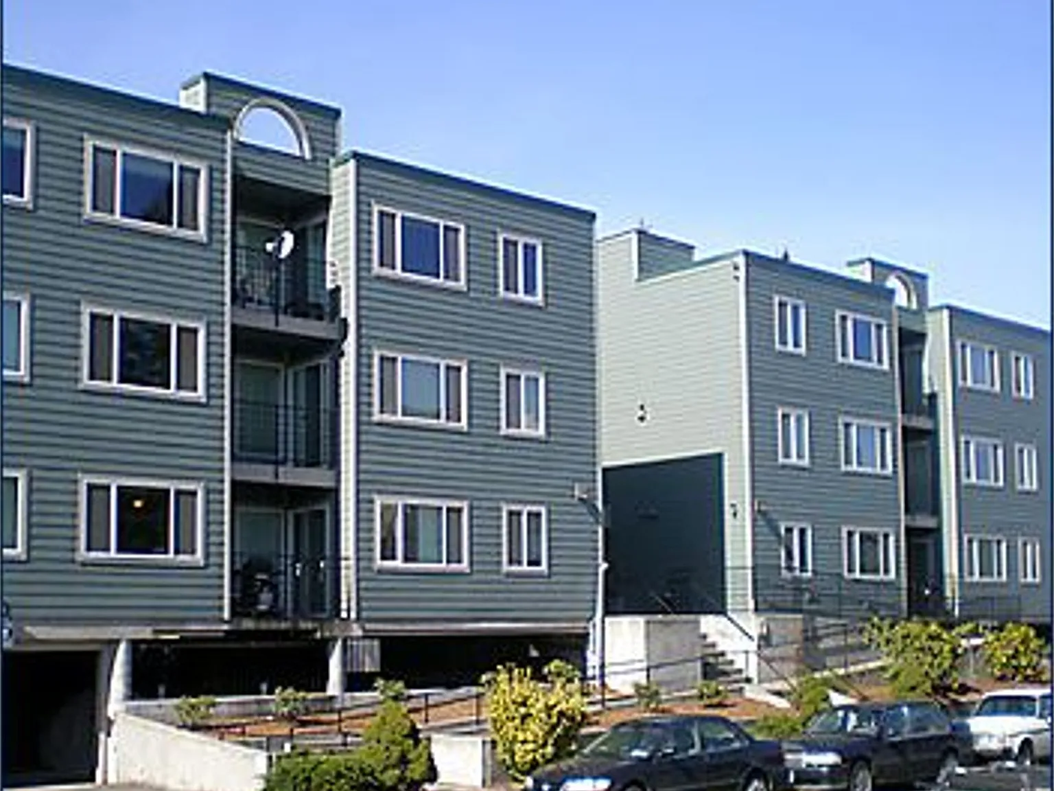 University Court Apartments — Photo 1