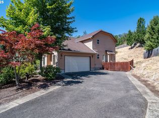 1592 NE Rocky Dr, Roseburg, OR 97470