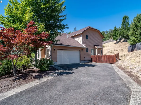 1592 NE Rocky Dr, Roseburg, OR 97470