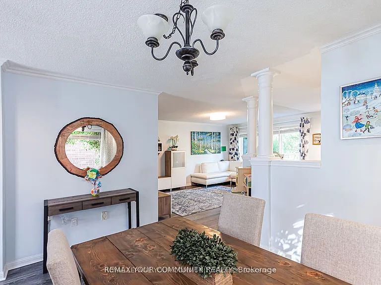 688 Hamilton Cres — Photo 3
