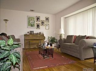 10 Acorn Ln, Plainview, NY 11803