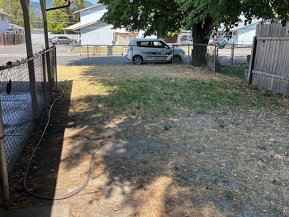 3rd image of 511 & 513 SE L St #513