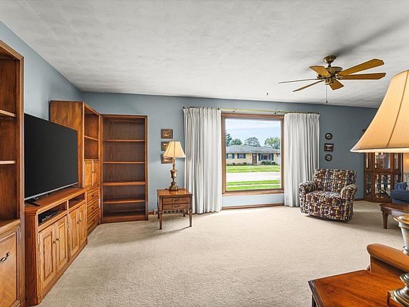 5th image of 215 Lynne Ln