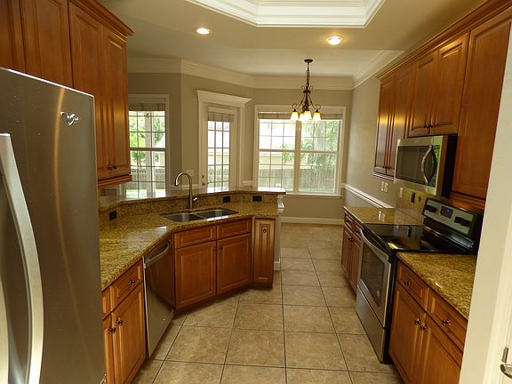 Beautiful Kitchen w/ Bar