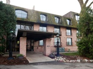 600 W Russell St APT 201, Barrington, IL 60010