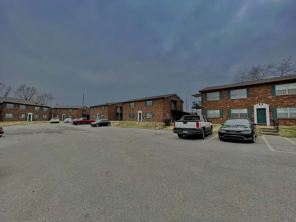 1111 Express Dr #4