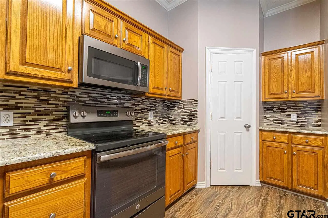 3 bed, 2.0 bath, 1851 sqft, $1,950 — Photo 3