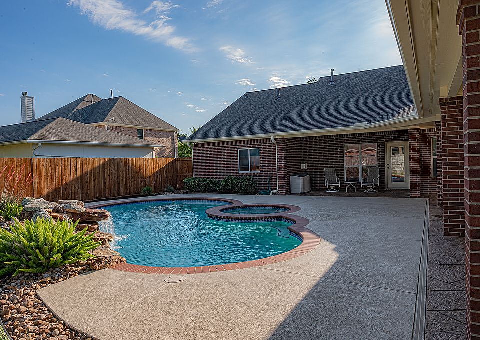 Large Pool with Hot Tub