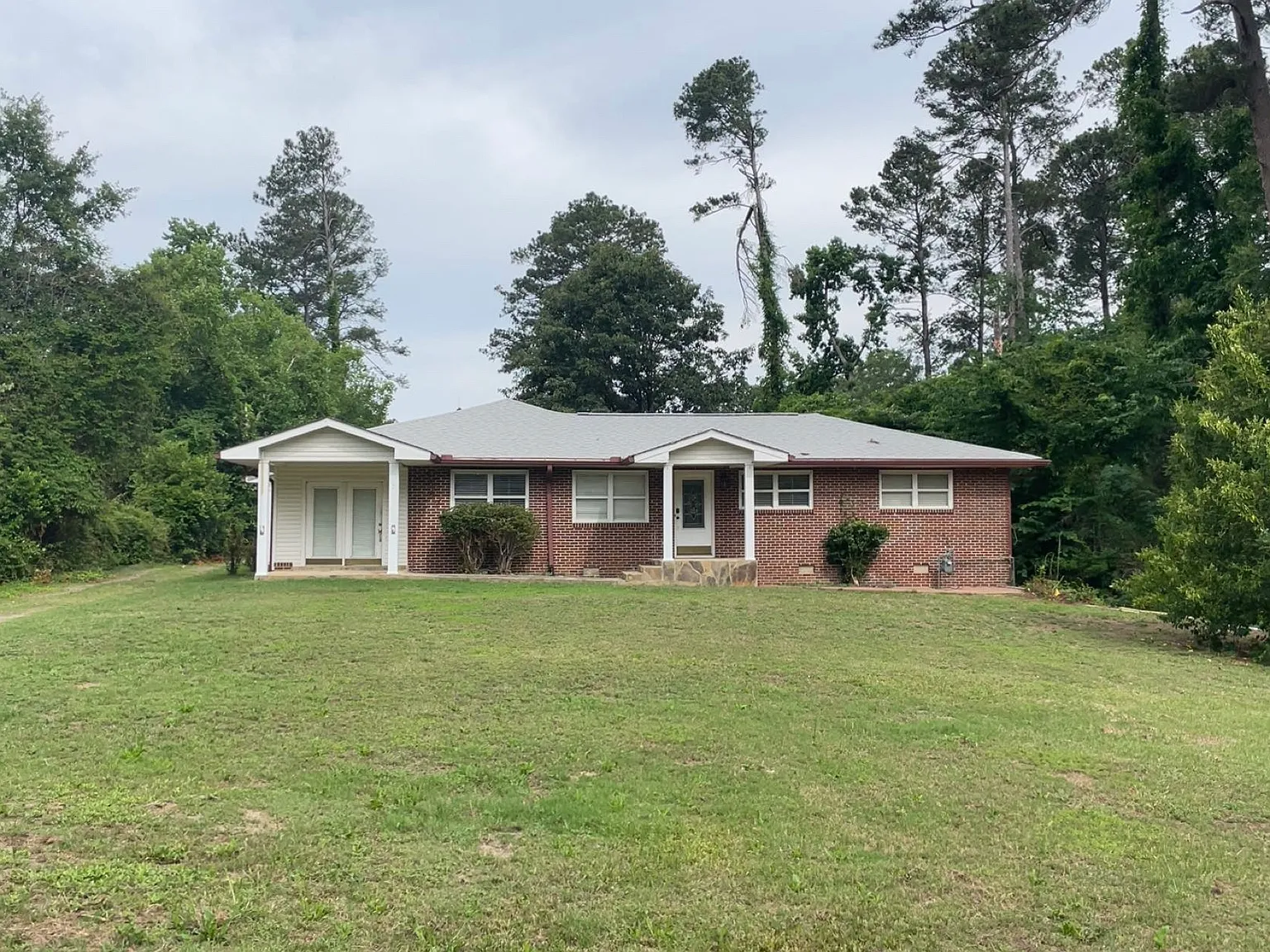 3 bed, 2.5 bath, 2100 sqft, $2,600 — Photo 1