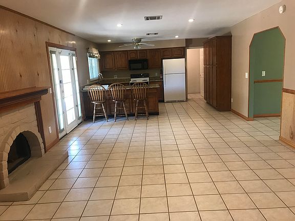 Family Room - Kitchen