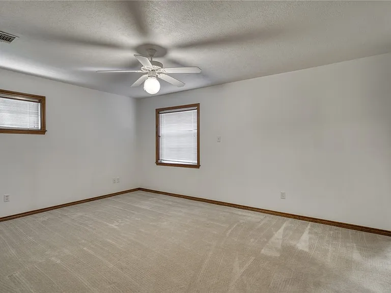 1402 Riverstone Ct — Photo 32
