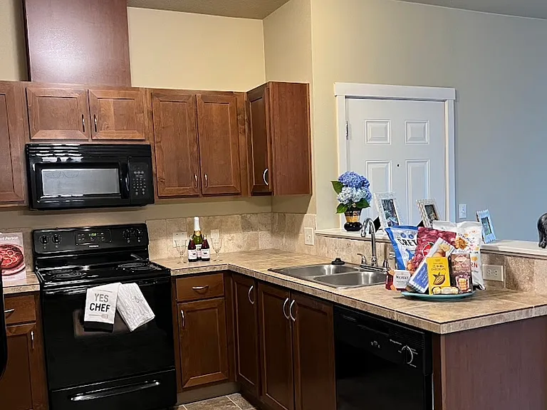 Catron Apartments - 1-3 Bedrooms 2 Bathrooms with In Unit Washer/Dryer and Internet — Photo 22
