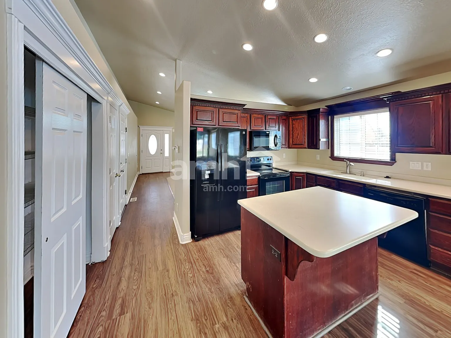 7 bed, 3.0 bath, 3188 sqft, $2,995 — Photo 4