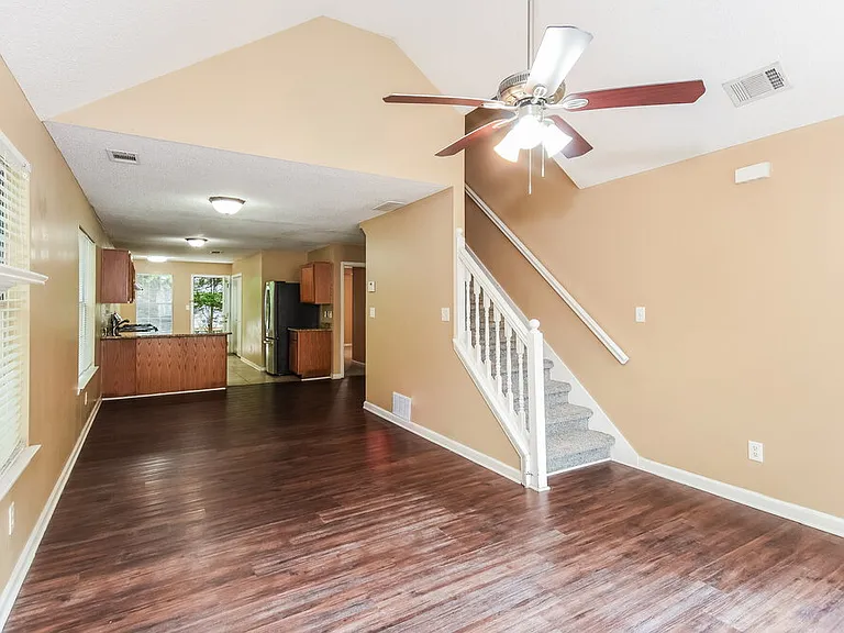 1531 Wembley Dr — Photo 5