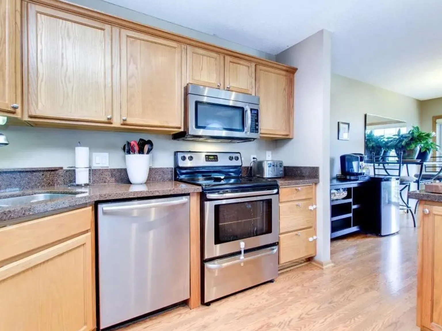 2 bed, 1.5 bath, 1645 sqft, $2,100 — Photo 4