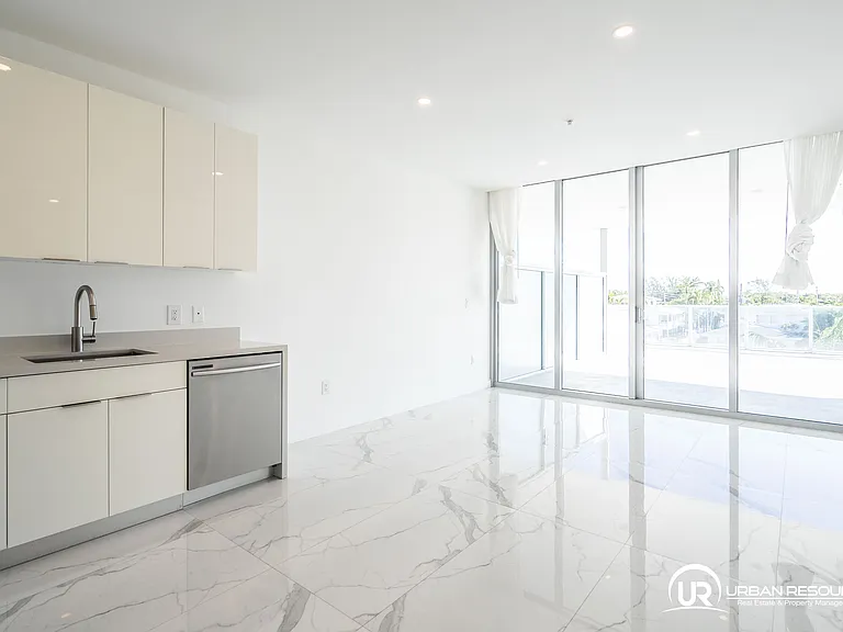 8425 Crespi Blvd #303 — Photo 25