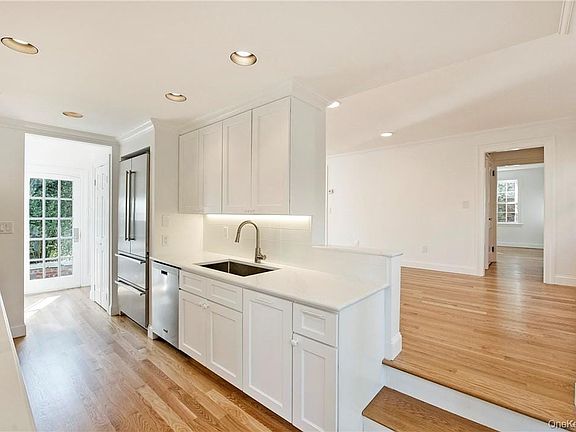 5th image of 19 Oneida St