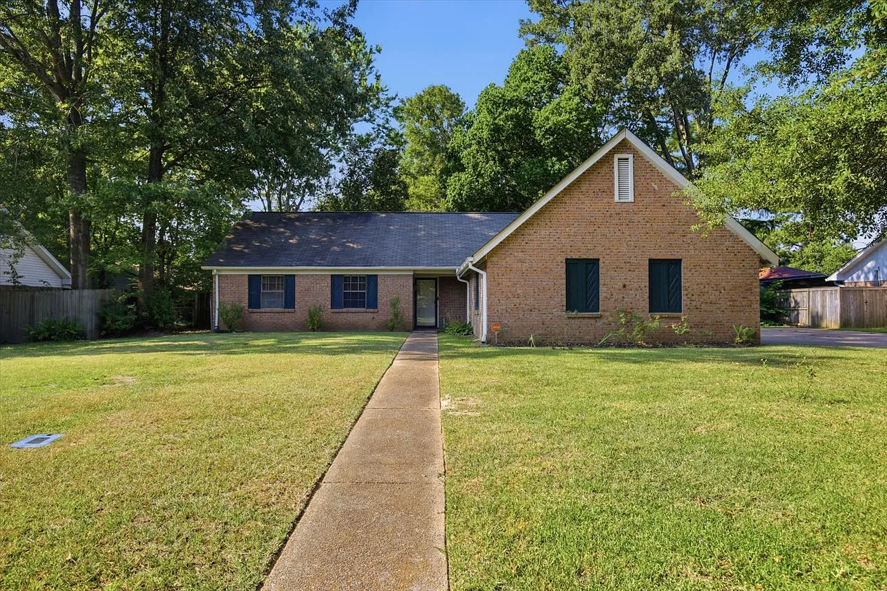 3 bed, 1281 sqft, $2,300 — Photo 1