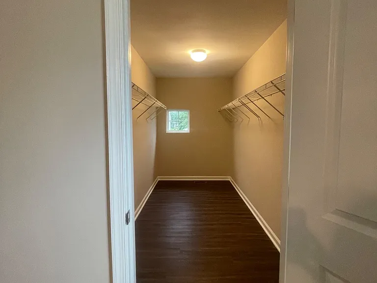 2410 Walthall Ct — Photo 8
