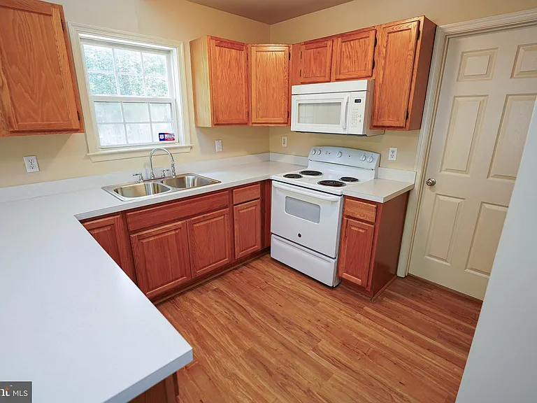 935 Queen Ave — Photo 14