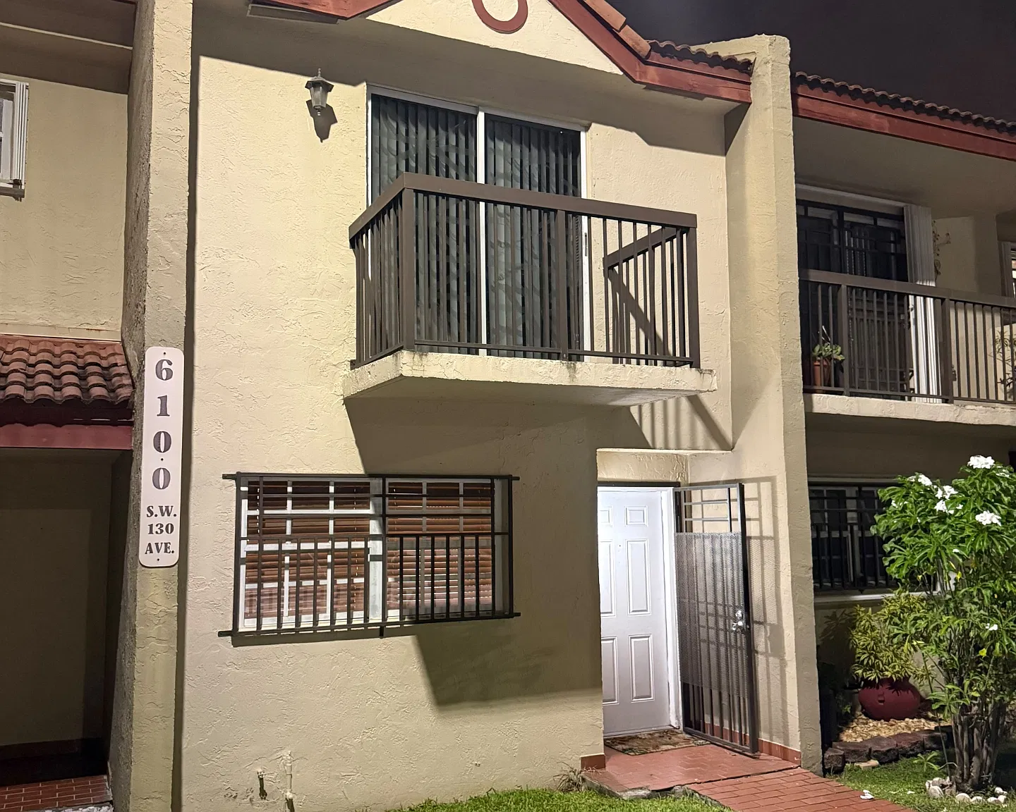 2 bed, 2.5 bath, 1200 sqft, $2,200 — Photo 1